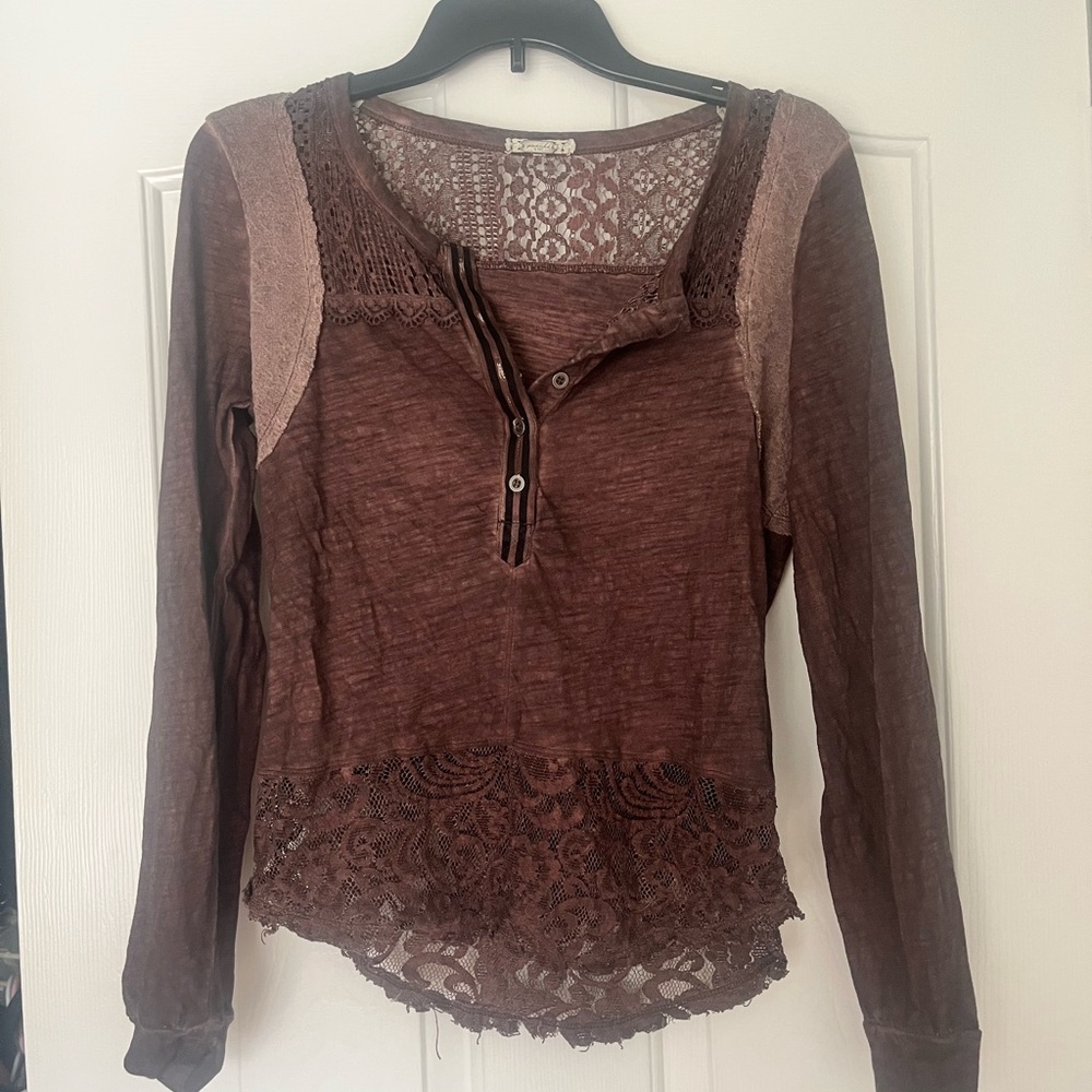Gimmicks by BKE Brown Lace Trim Blouse